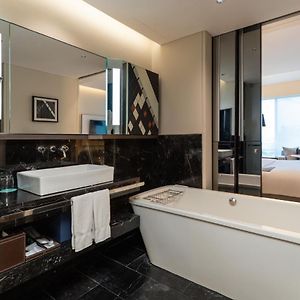 Deluxe Guest room 1 King High floor